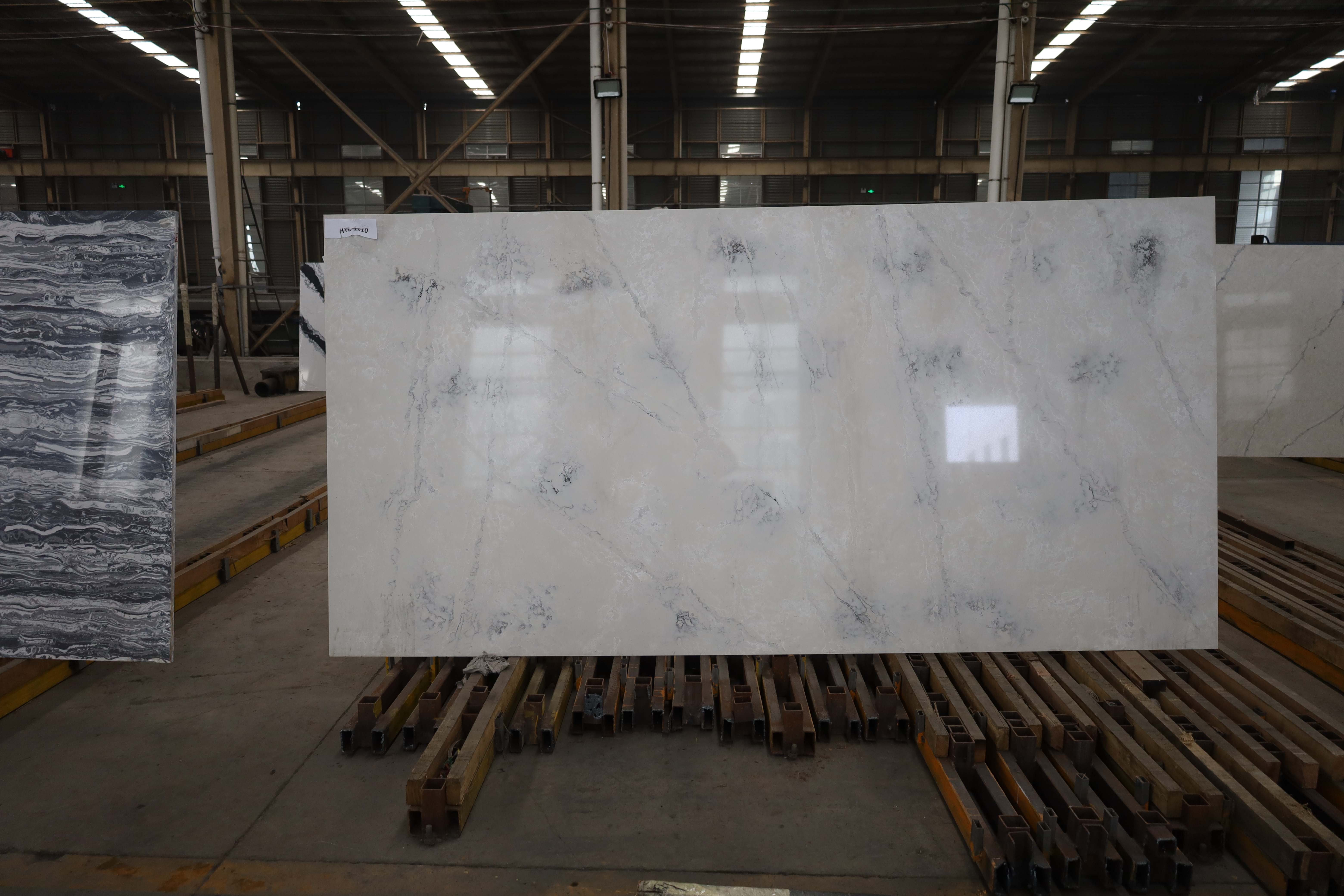 Calacatta quartz slab model 1110-01