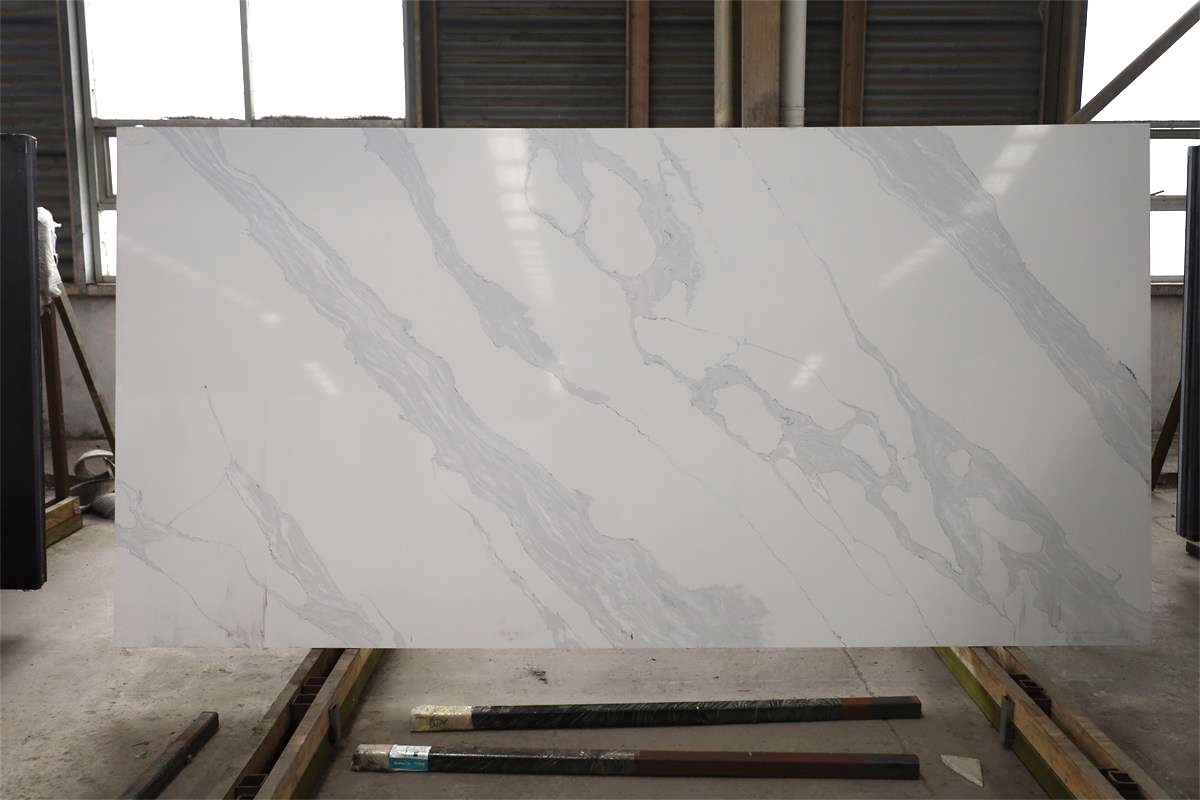 Calacatta quartz slab model 1111-01