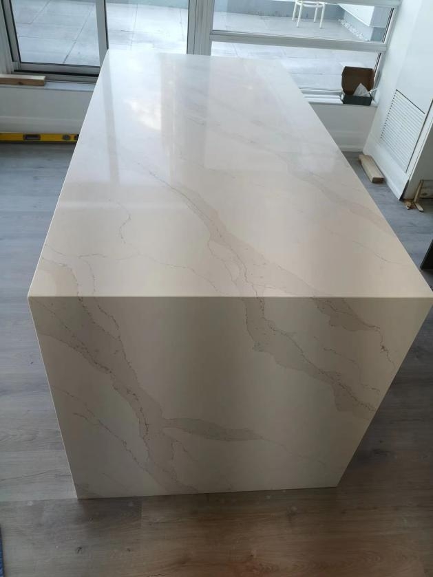 Calacatta quartz slab model 6090-2