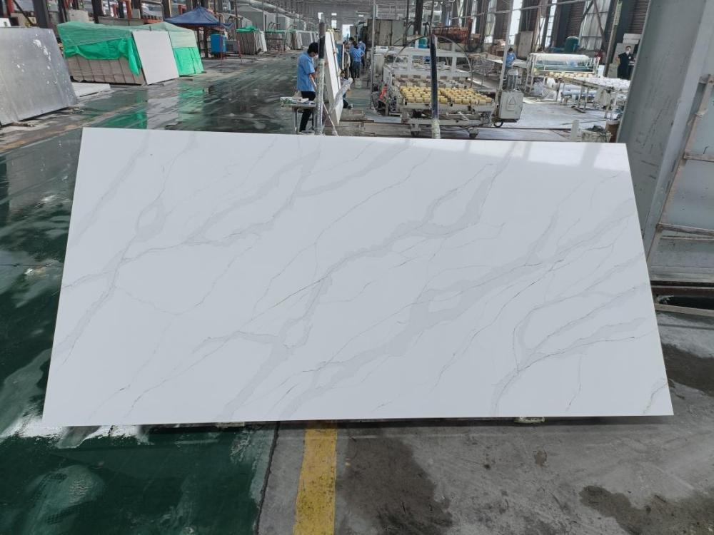 Calacatta quartz slab model 6090-4