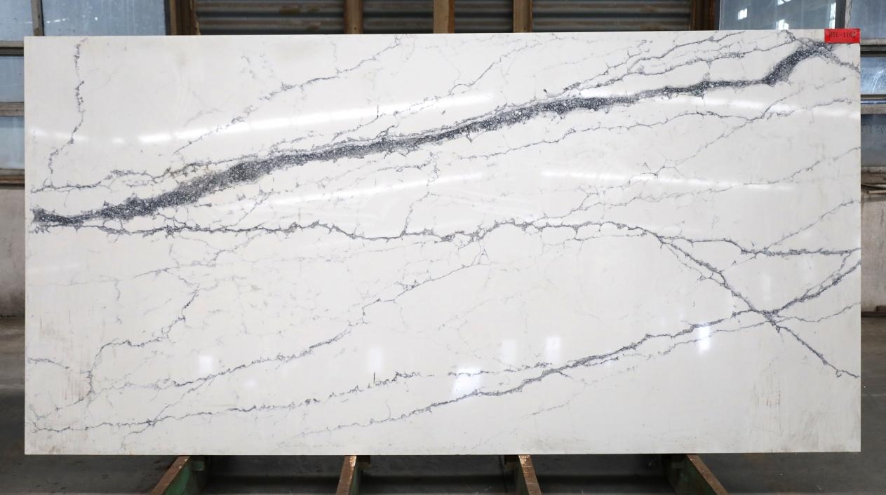 Chine usine en gros blanc calacatta marbre artificiel pierre de quartz d'ingénierie 1102