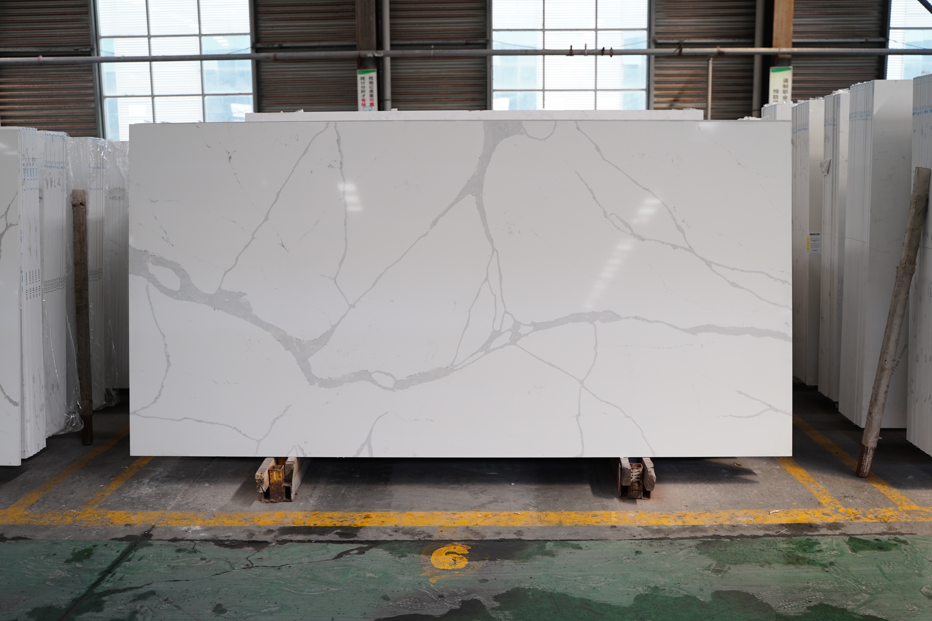 An yi a cikin Sin White Quartz Slabs Stone tare da Black Vein Artificial Stone 1027