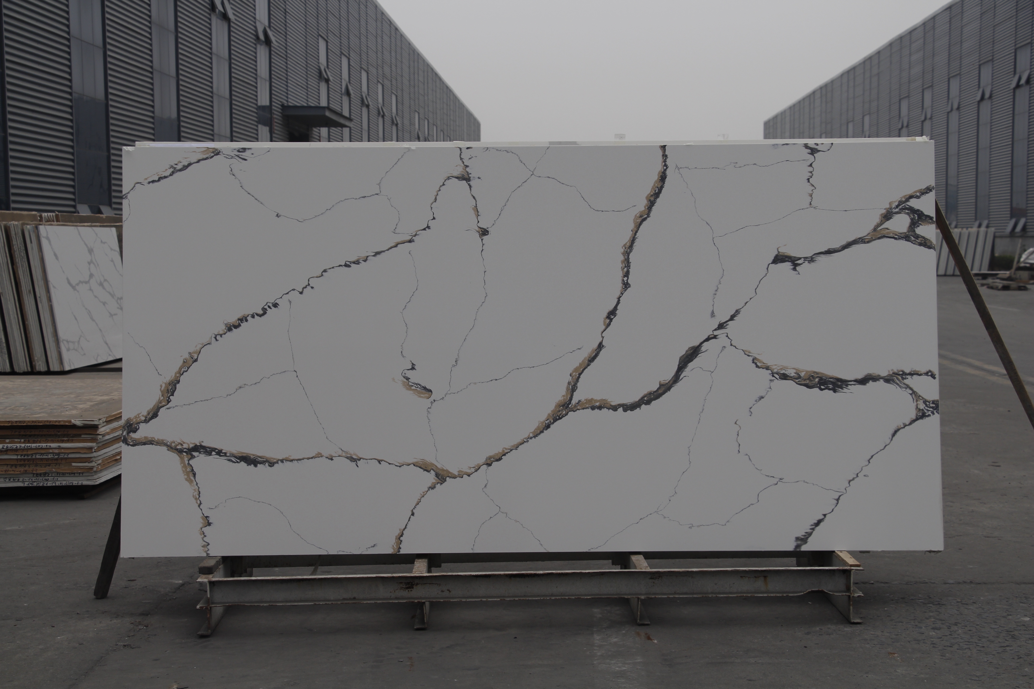 Cadaan Cusub oo leh xididka Madow Calacatta Quartz Dhagax laga sameeyay Shiinaha Marble Artificial 4023