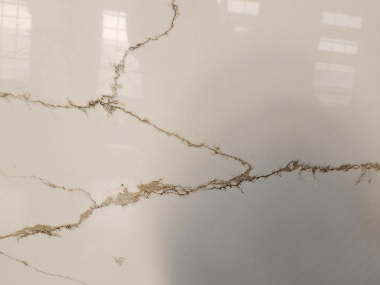 Abjad ġdid bil-qamħa tad-deheb fin Calacatta Quartz Stone Magħmul fiċ-Ċina Irħam artifiċjali 6102-2