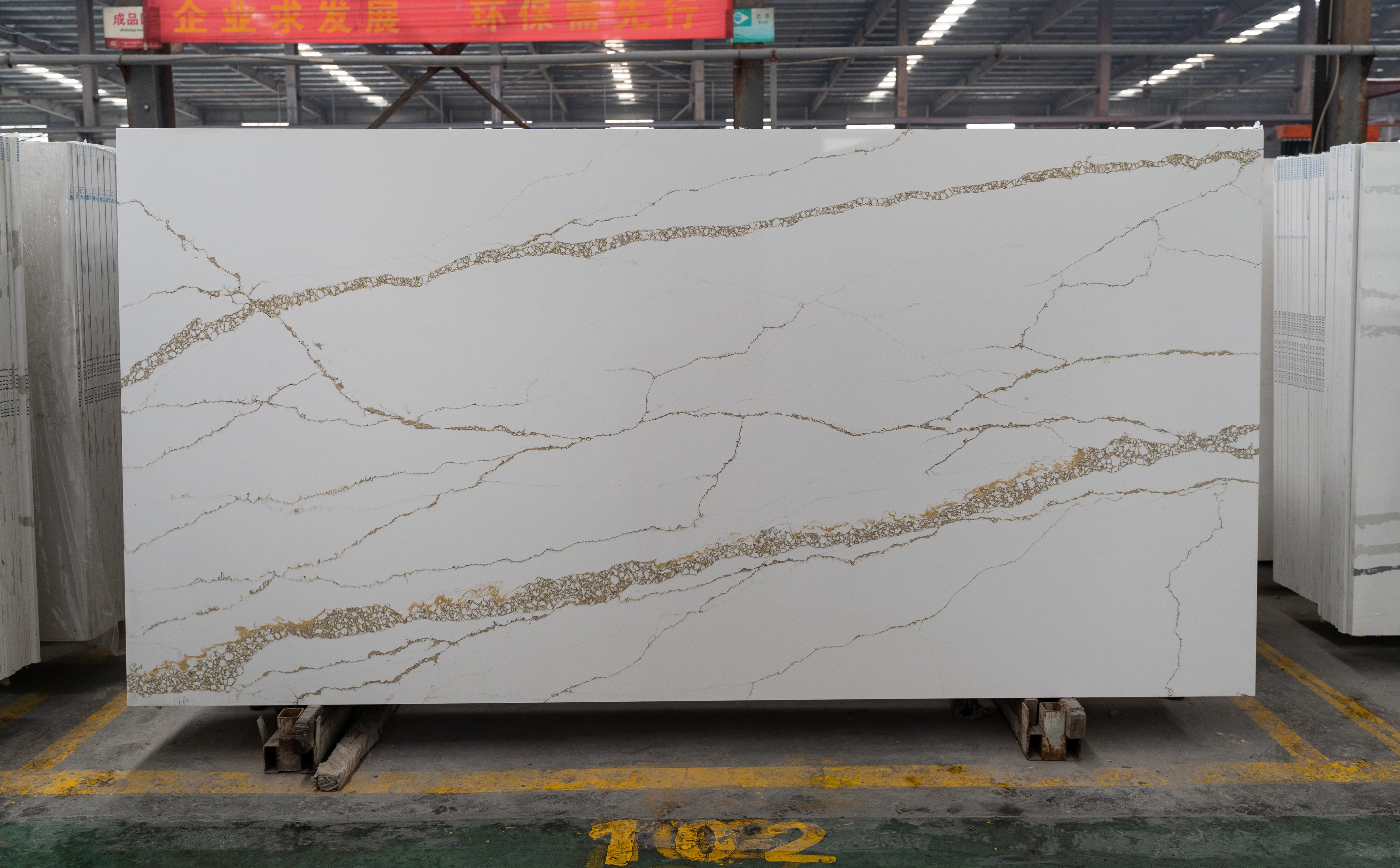 Abjad ġdid b'qamħa tad-deheb fin Calacatta Quartz Stone Magħmul fiċ-Ċina Irħam Artifiċjali 6102