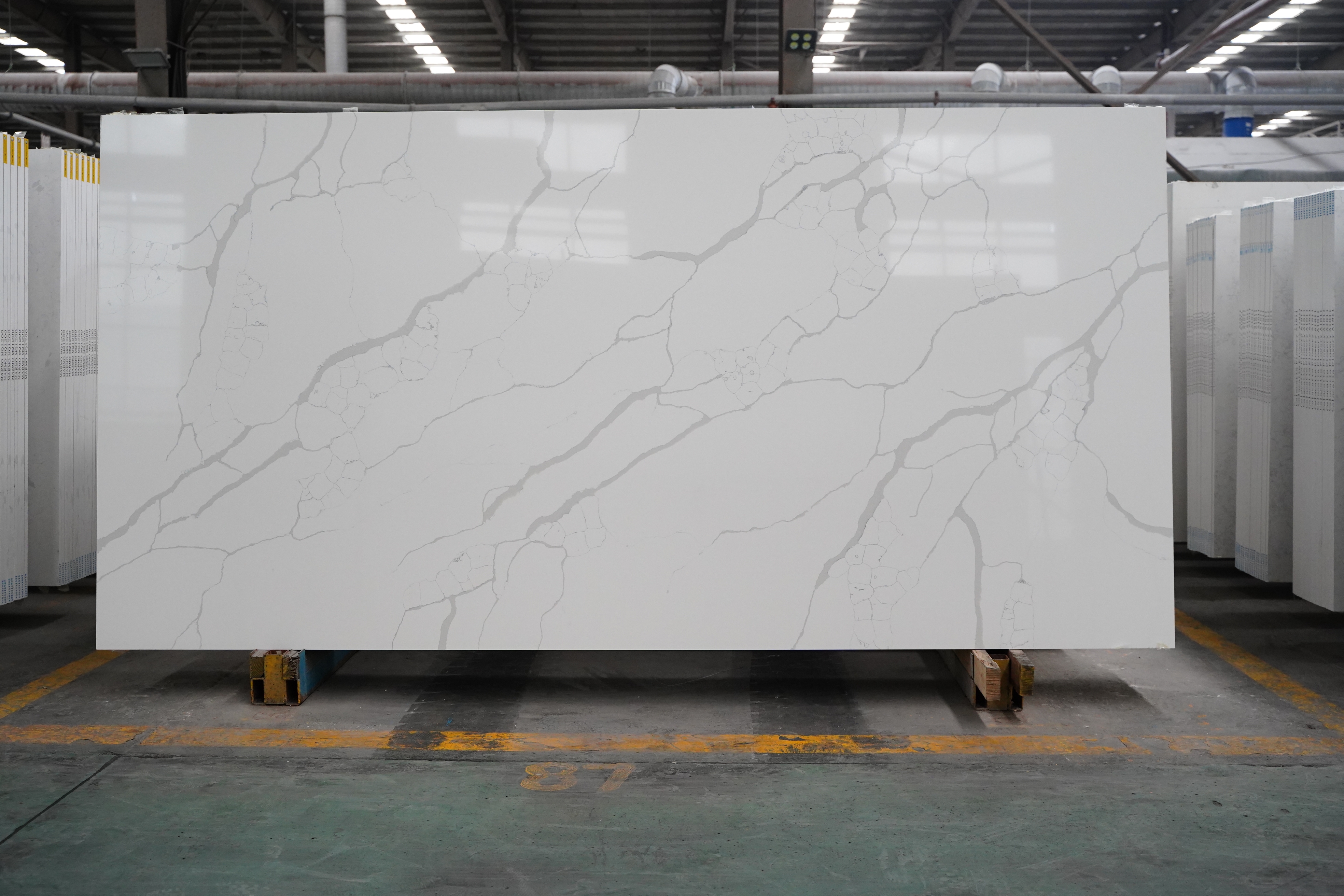 Nyowani Itsva ine grey zviyo Calacatta Quartz Dombo Yakagadzirwa muChina Artificial Marble 1025