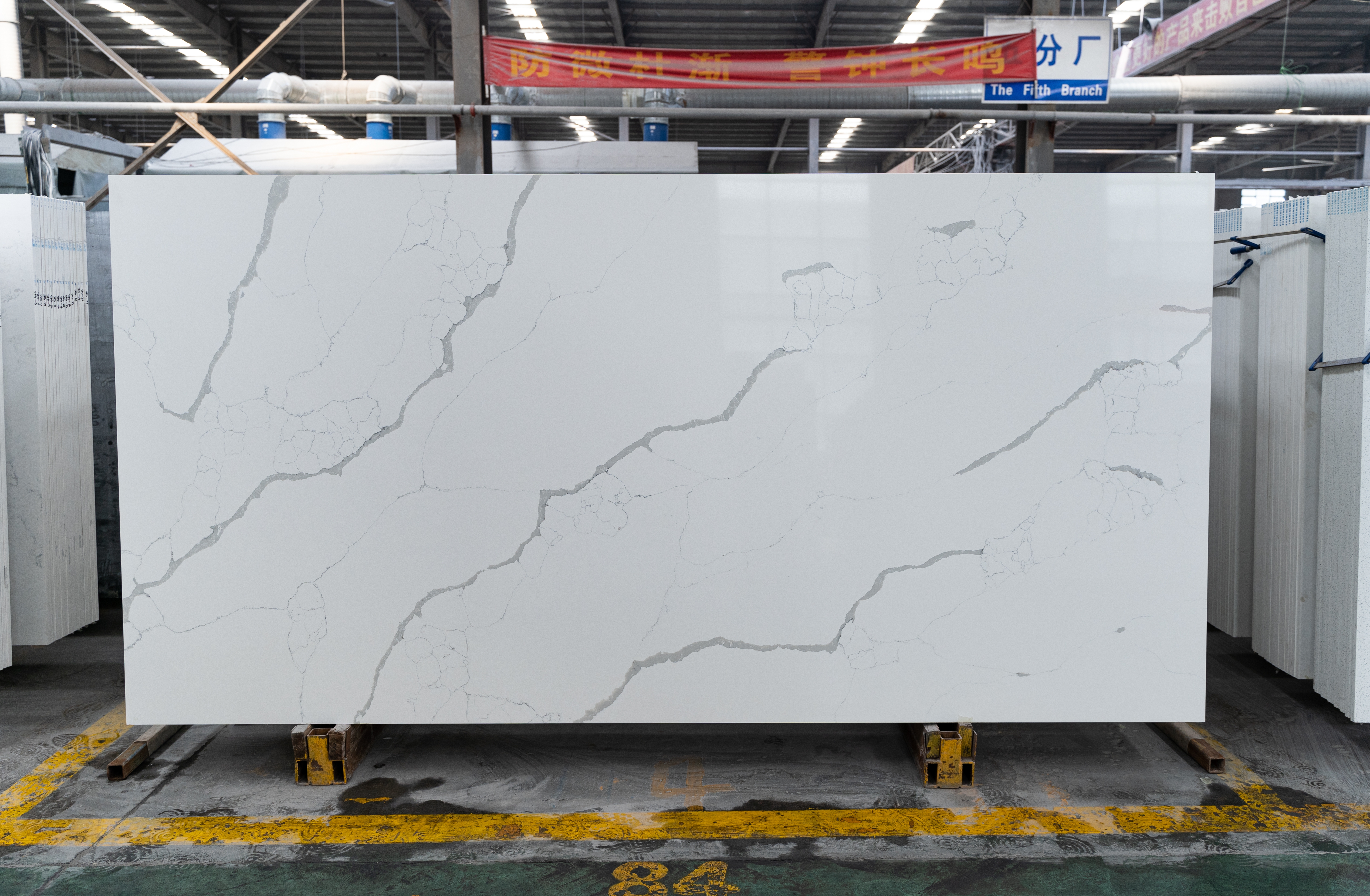 White Calacatta Quartz Stone slab na may gray na ugat Pinakintab, Hinahas 6016