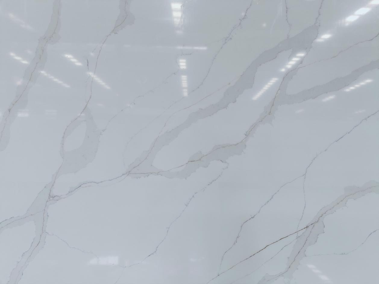 တရုတ်နိုင်ငံထုတ် Granite Touch 6090-3 အကြောပါးပါးရှိသော အဖြူရောင် Calacatta Quartz ကျောက်