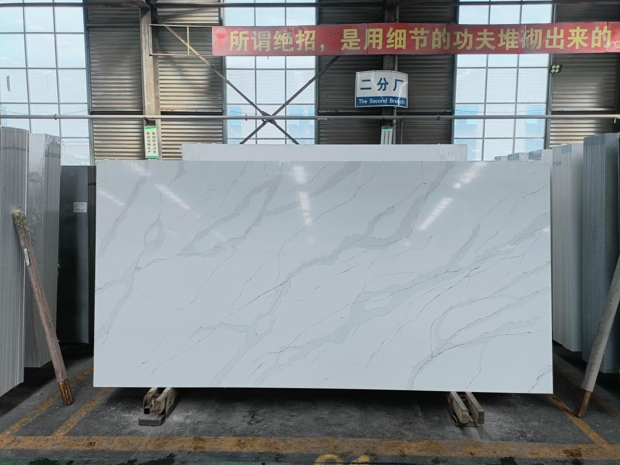 Biały kamień kwarcowy Calacatta z cienką żyłą Made in China Granite Touch 6090