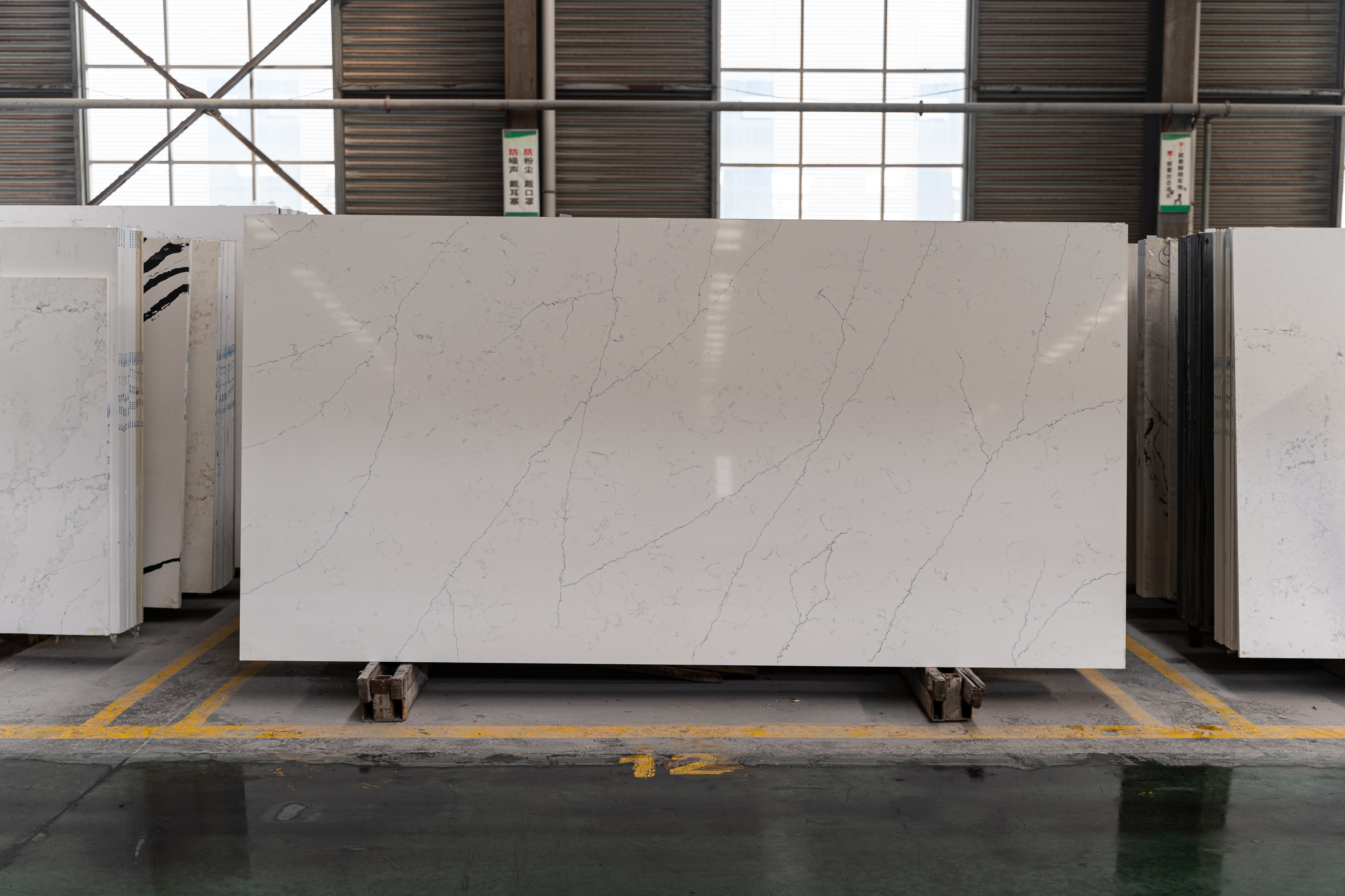 Pa'epa'e Calacatta Quartz Ma'a fa'atasi ai ma veina manifinifi uliuli Marble-Look Smooth Touch 6017