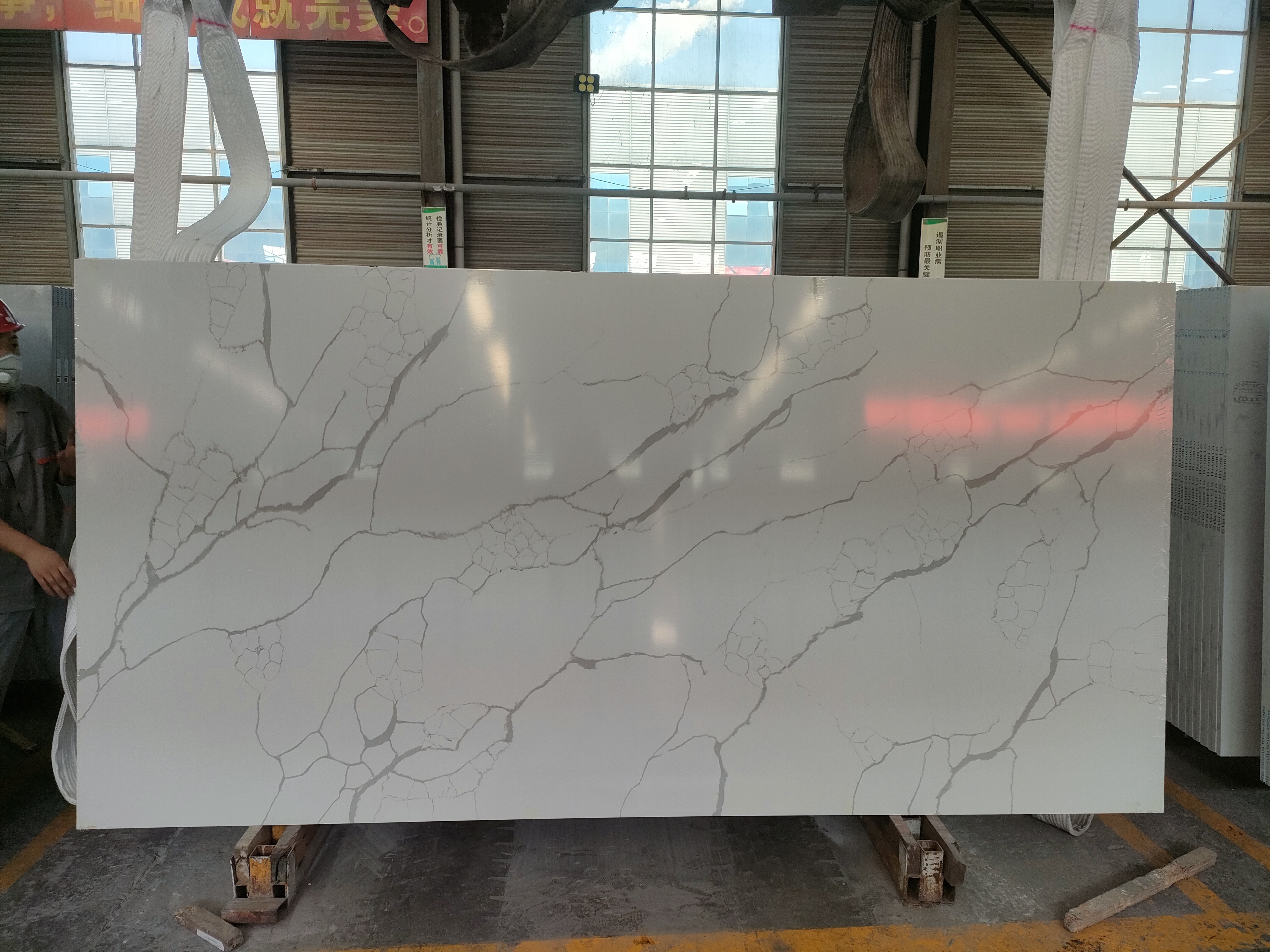 Valge Calacatta Kvartskivi halli soonega Valmistatud Hiinas Granite Look 1003-1
