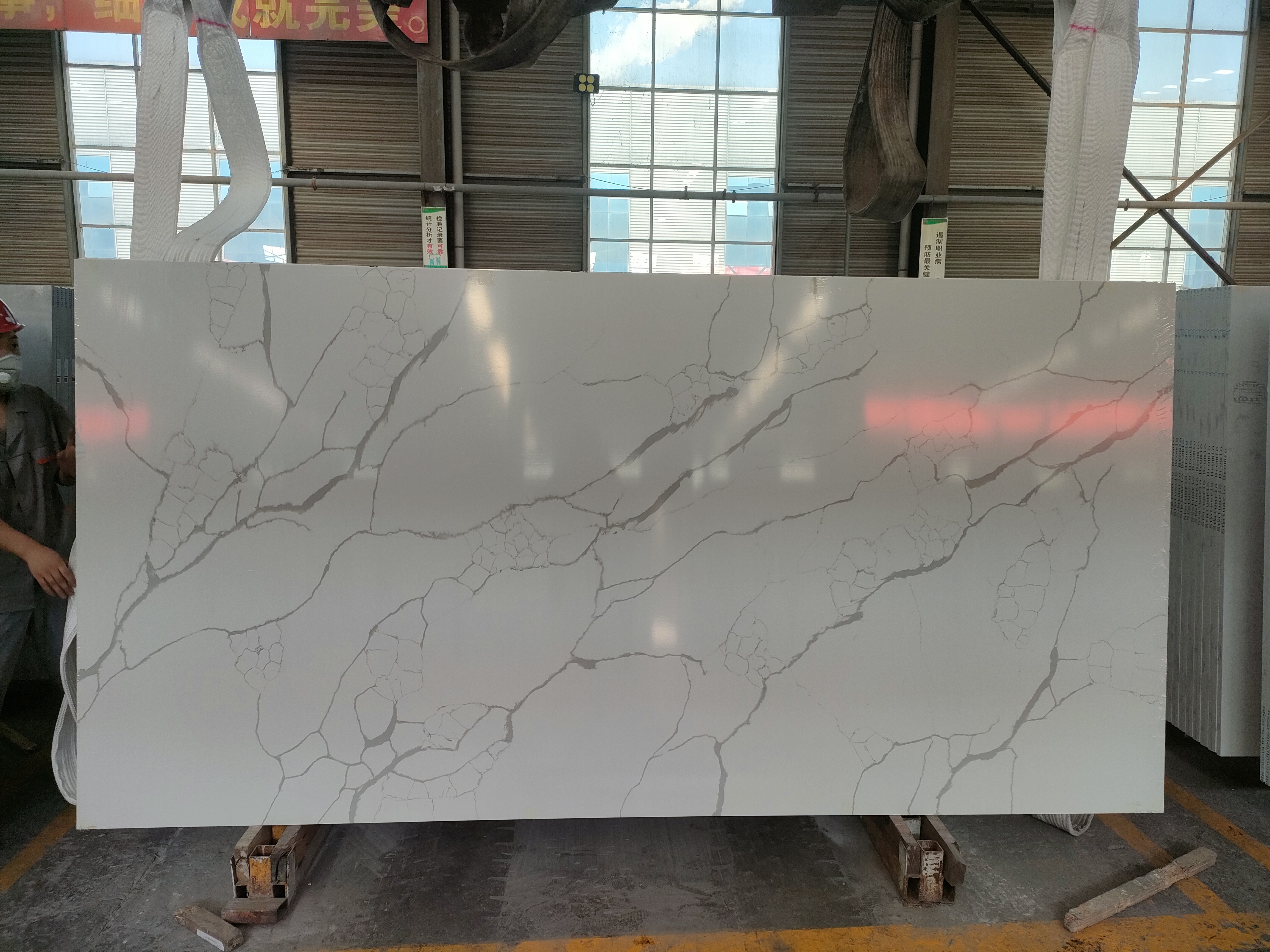 White Calacatta Quartz Stone miaraka amin'ny vena volondavenona Made in China Granite Look 1003-1