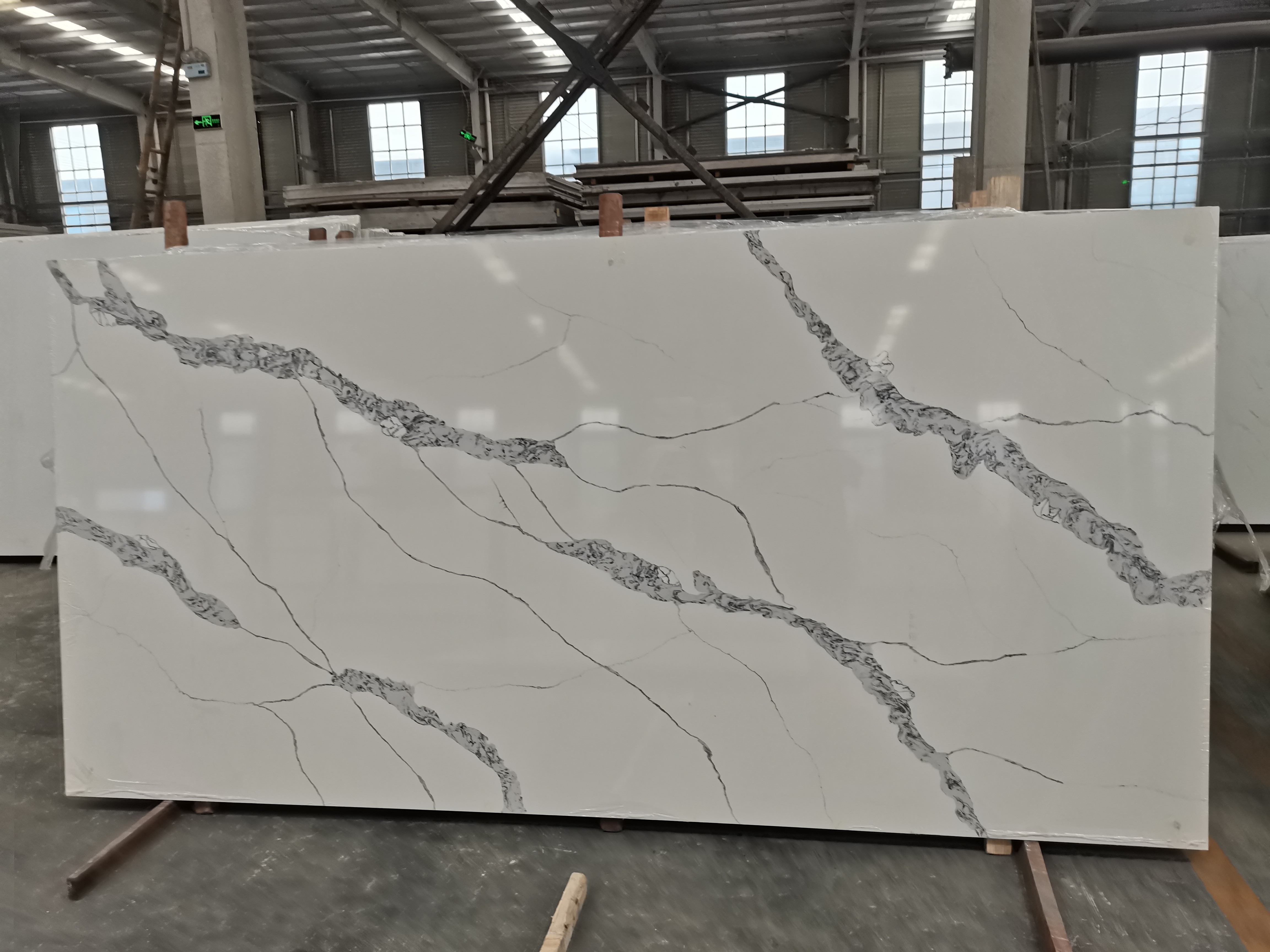 Putih Calacatta Quartz Stone karo vena putih Digawe ing China Granite Tutul 7061-1