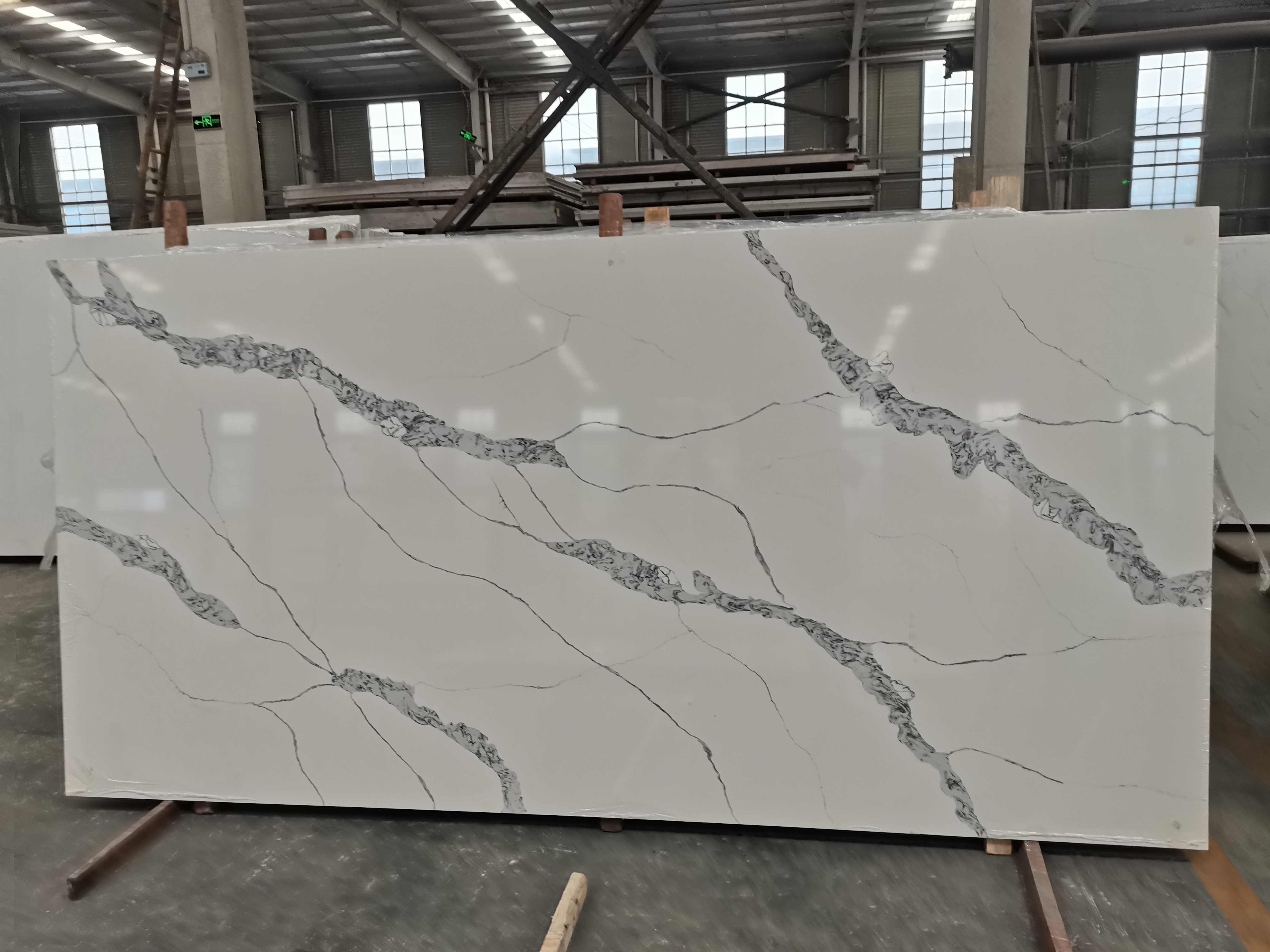 Çin istehsalı olan ağ damarlı Ağ Calacatta Kvars Daşı Granite Touch 7061-1