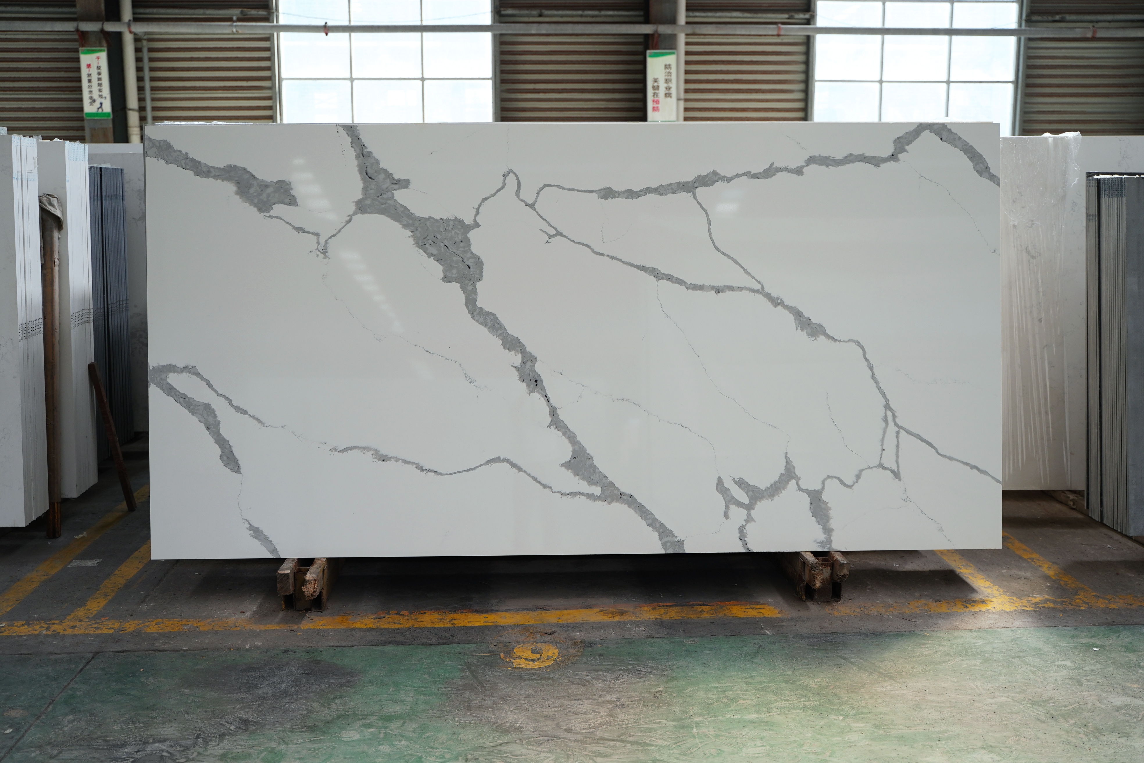 White Quartz Stone Slabs Artificial Stone Classic Calacatta 1208