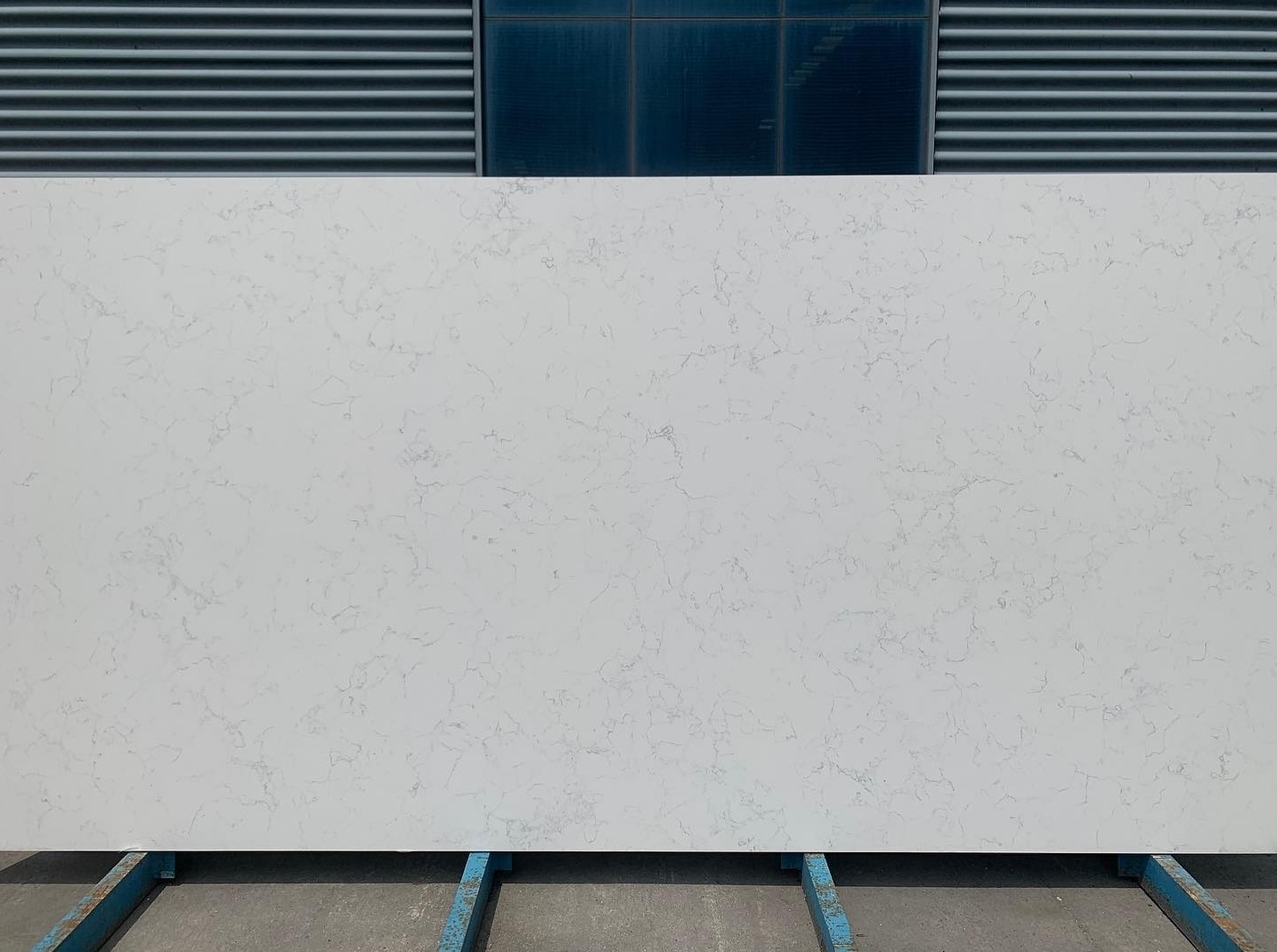 Lastre di petra di quartz biancu cù una minuscule vena focale Artificial Stone Marble Look 4013