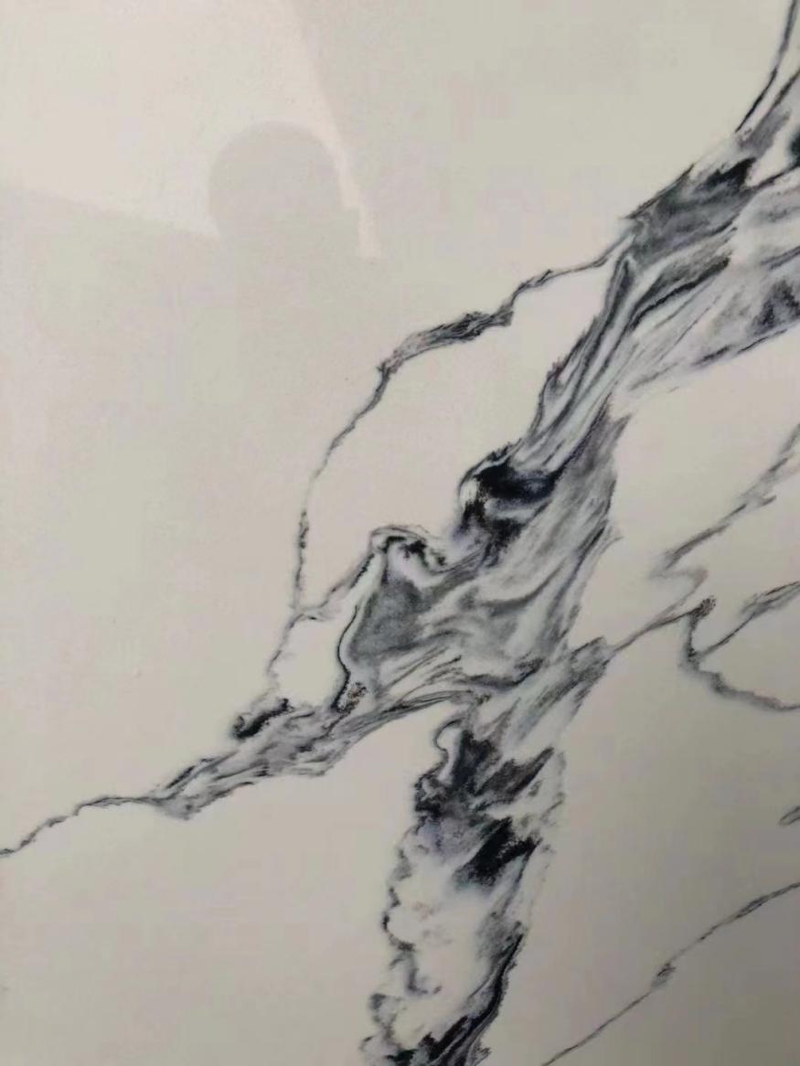 Balts ar garu dzīslu Calacatta kvarca plātnes Marmora izskata atstarojošs akmens HTL1212-1