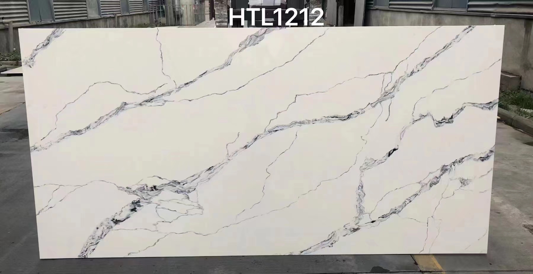 White with long vein Calacatta Quartz Slabs Marble-look Reflective Stone HTL1212